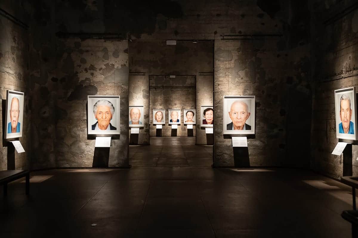 Survivors - Blick vom Eingangsbereich in die Ausstellung von Martin Schoeller in Essen.