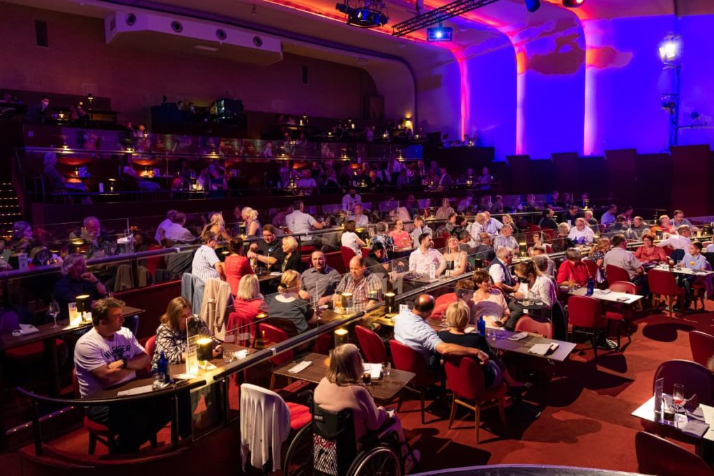 GOP Essen - Saal mit Publikum und Sicherheitsmaßnahmen wie Abstand, Plexiglasscheiben, Luftanlagen