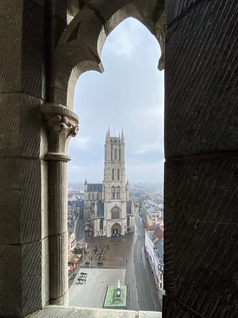 Blick vom Belfried in Gent auf die St. Bavo-Kathedrale.