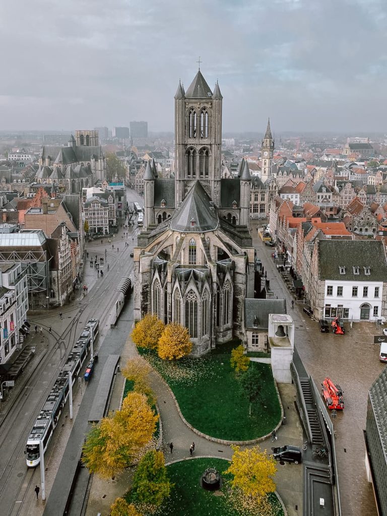 Blick vom Belfried in Gent auf Sint Niklaaskerk.