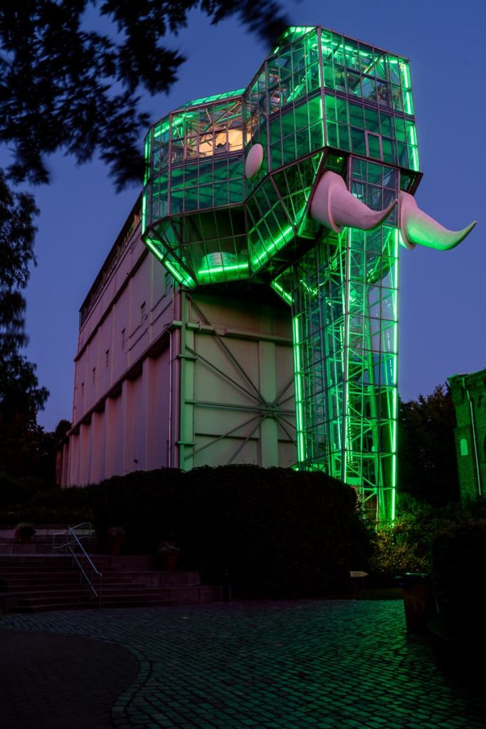 Der gläserne Elefant in Hamm (Westfalen). Ein Highlight in 2021. Zur blauen Stunde und etwas Wind aufgenommen. Kopf und Rüssel leuchten grün.