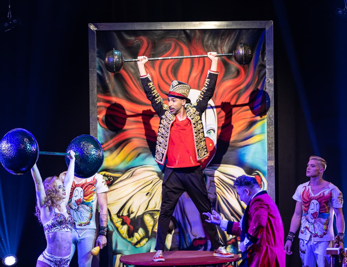 Starke Frauen im Circus.