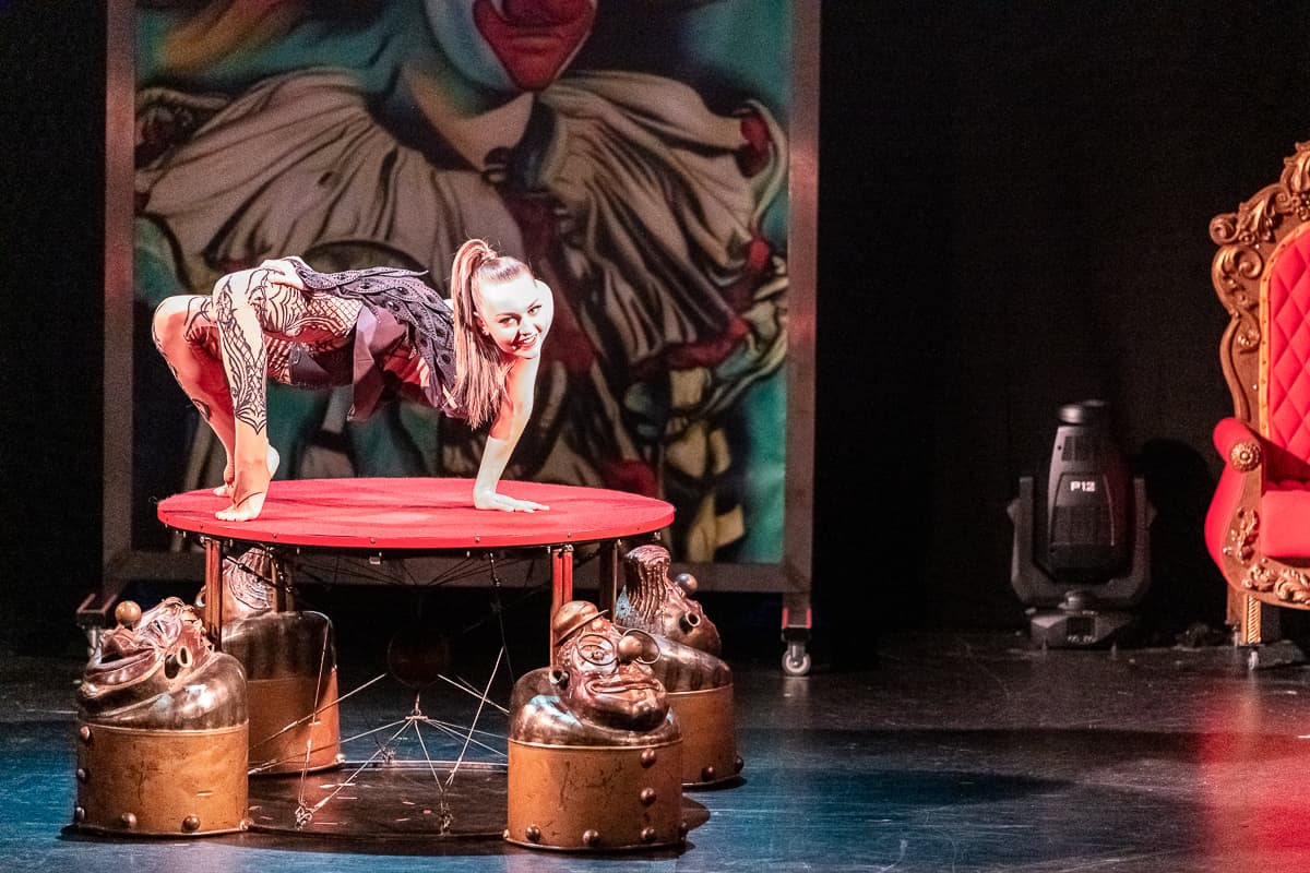 Kontorsion - Anna Pieies verbiegt sich im Circus