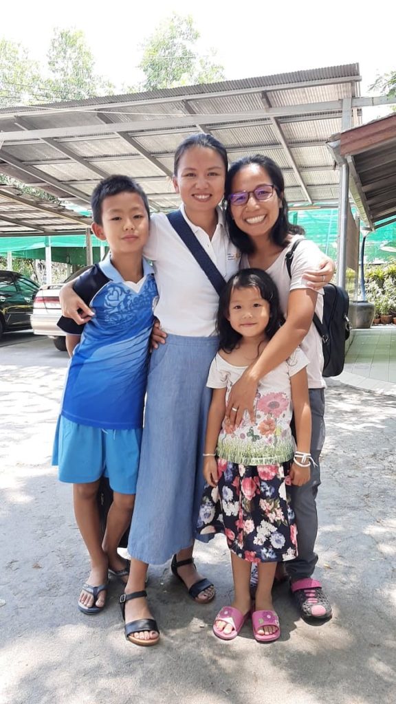 lächelnde Thais - eine Frau mit Brille, eine jüngere Frau oder Mädchen, ein Junge am Beginn seines Teenageralters, ein kleineres Mädchen im Grundschulalter. Foto: Stefan Wagner