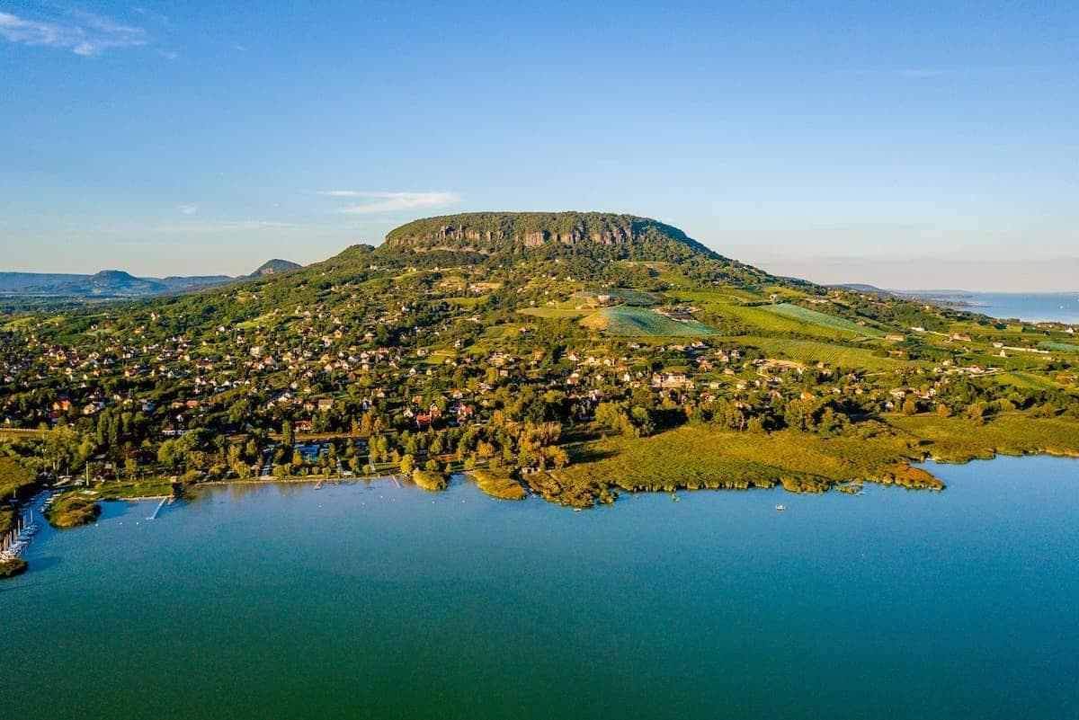 Badacsony Luftaufnahme mit Balaton im Vordergrund ©Ungarisches Tourismusamt
