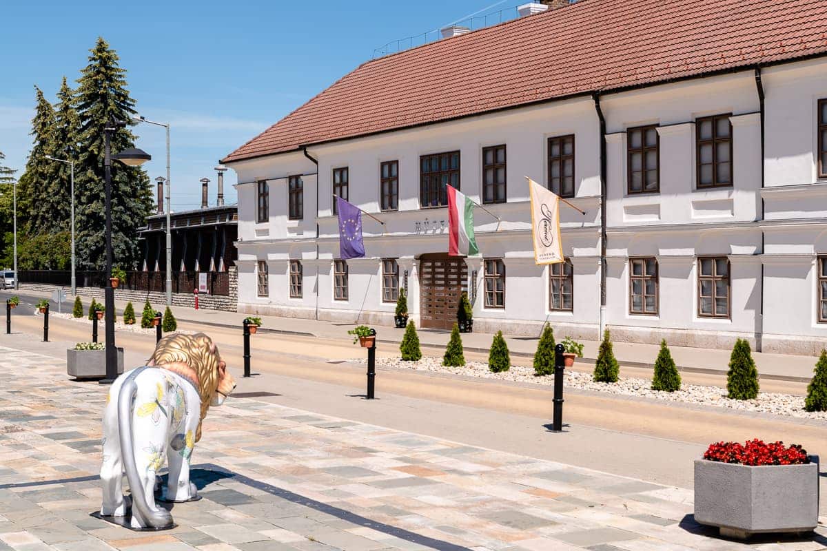 Eingang zum Herend Porzellanmuseum mit typischem Herend-Löwen im Vordergrund.