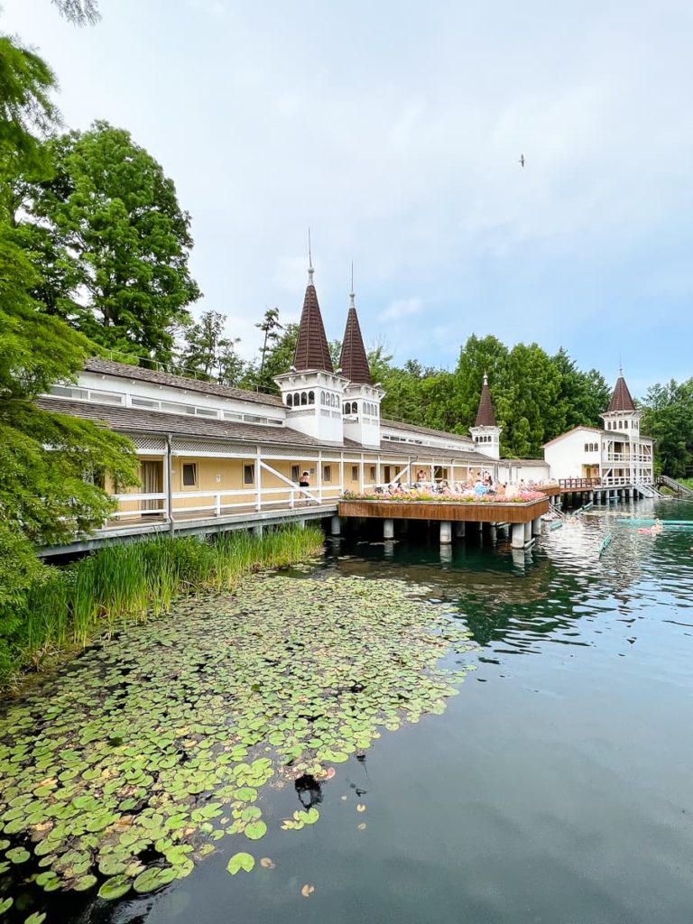 Heviz Thermalsee mit Seerosen und traditionellen Holzbauten, Terrasse, überdachte Gänge, Holztürmchen