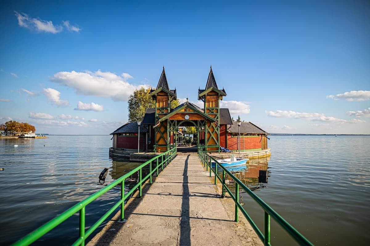 Seebrücke Keszthely, die in den Balaton ragt. ©Ungarisches Tourismusamt.