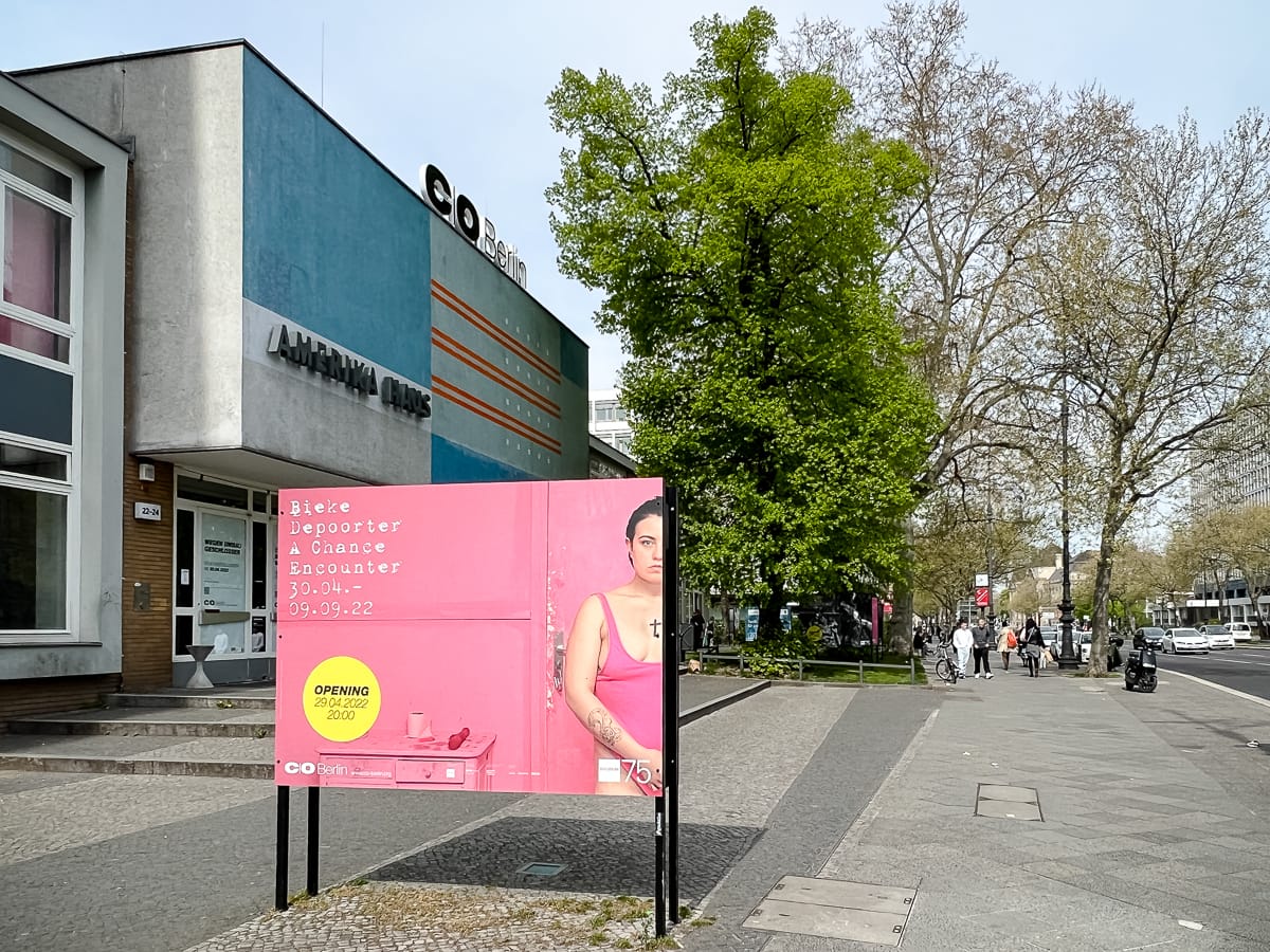 Bieke Depoorter Plakat zur Ausstellung mit Agata als Motiv, direkt vor dem C/O Berlin, dem Amerikahaus, stehend.