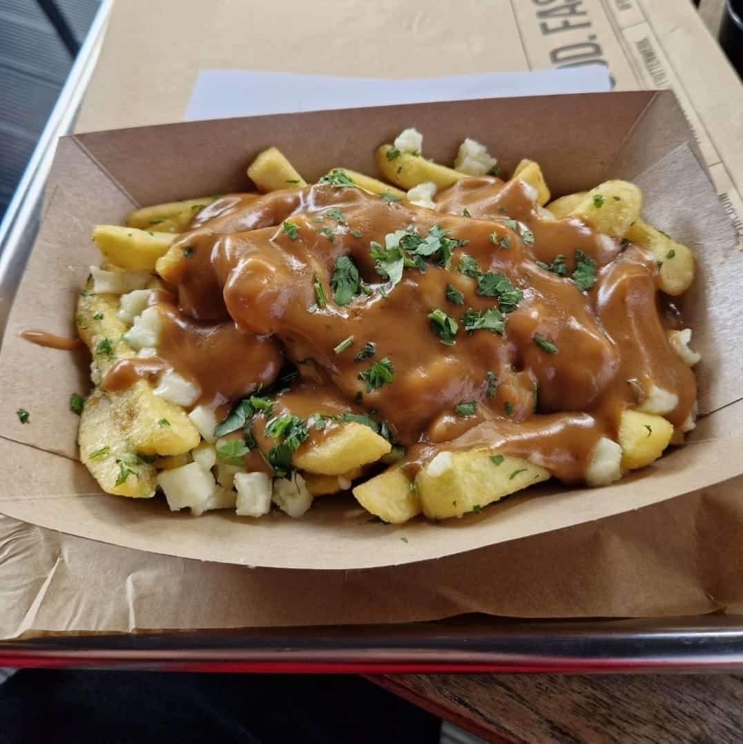 Eine Portion Classic Québec Poutine im Frittenwerk Neumünster Designer Outlet. Foto: Mike Buchner.