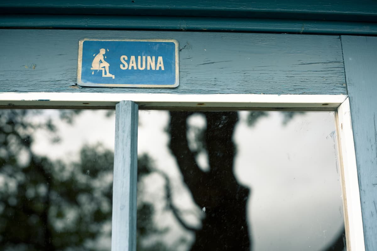 Schild "Sauna" über einem Fenster oder Tür. 
Foto: VisitFinland