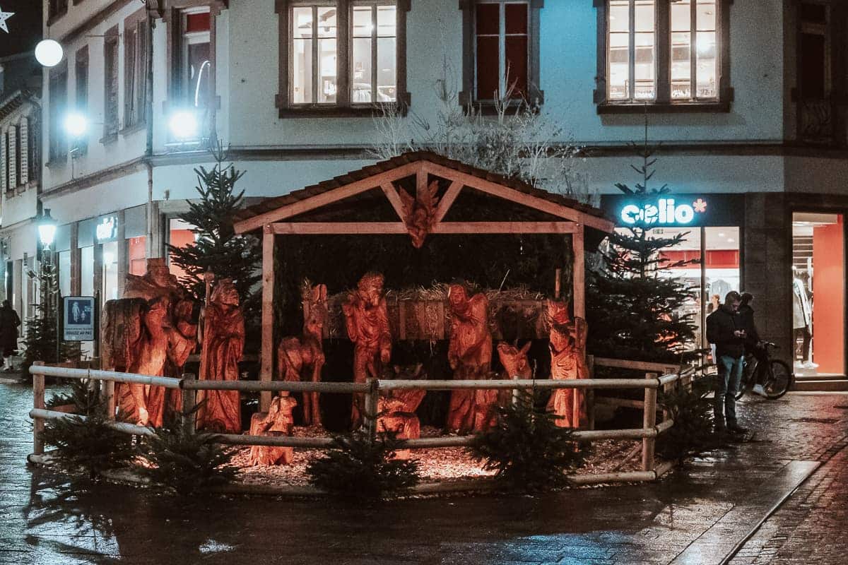 Weihnachtskrippe in Haguenau aus Holz.
