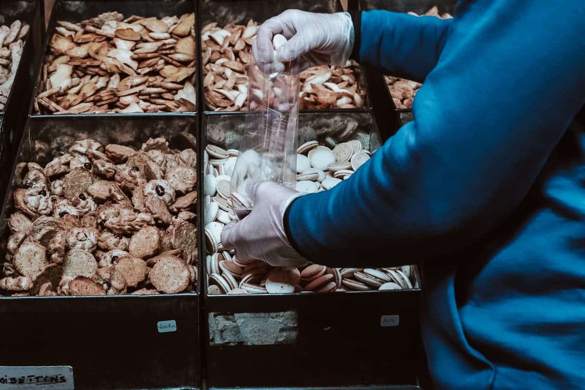 Anisplätzchen werden abgefüllt bei Tart'le & Bredd'le auf dem Weihnachtsmarkt Haguenau.
