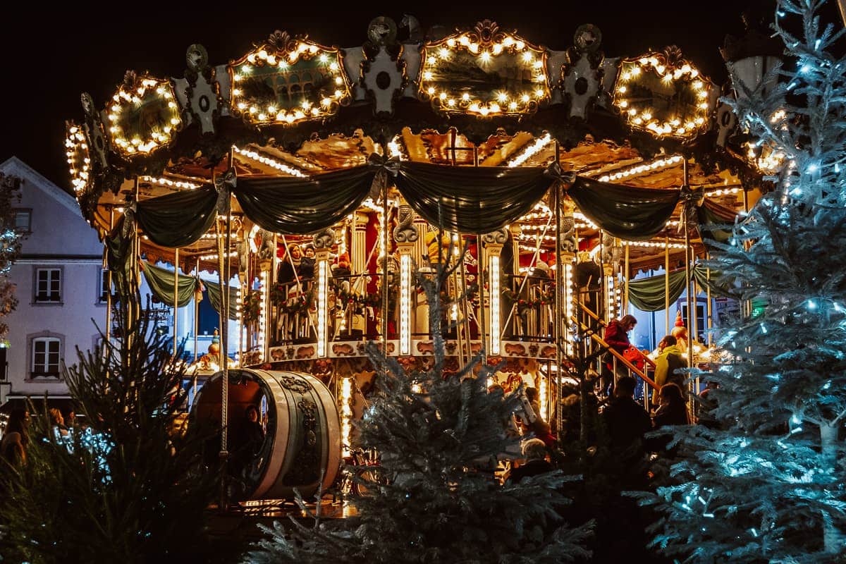 Historisches Karussell von 1900 auf dem Weihnachtsmarkt Haguenau.