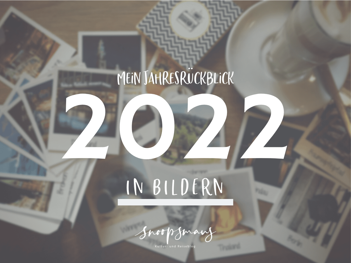 Beitragsbild "Mein Jahresrückblick 2022 in Bildern", dies als Schriftzug auf einem Foto mit lauter Polaroids und einem Kaffee. Logo "snoopsmaus - Kultur- und Reiseblog" unter dem Text.