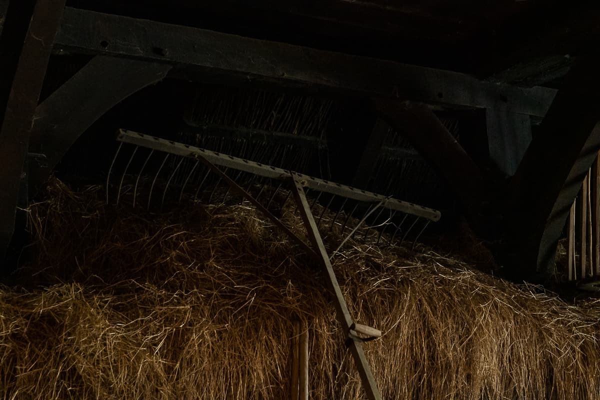 Lagerfläche von Stroh im Zweiständerhaus im Museumshof Rahden.