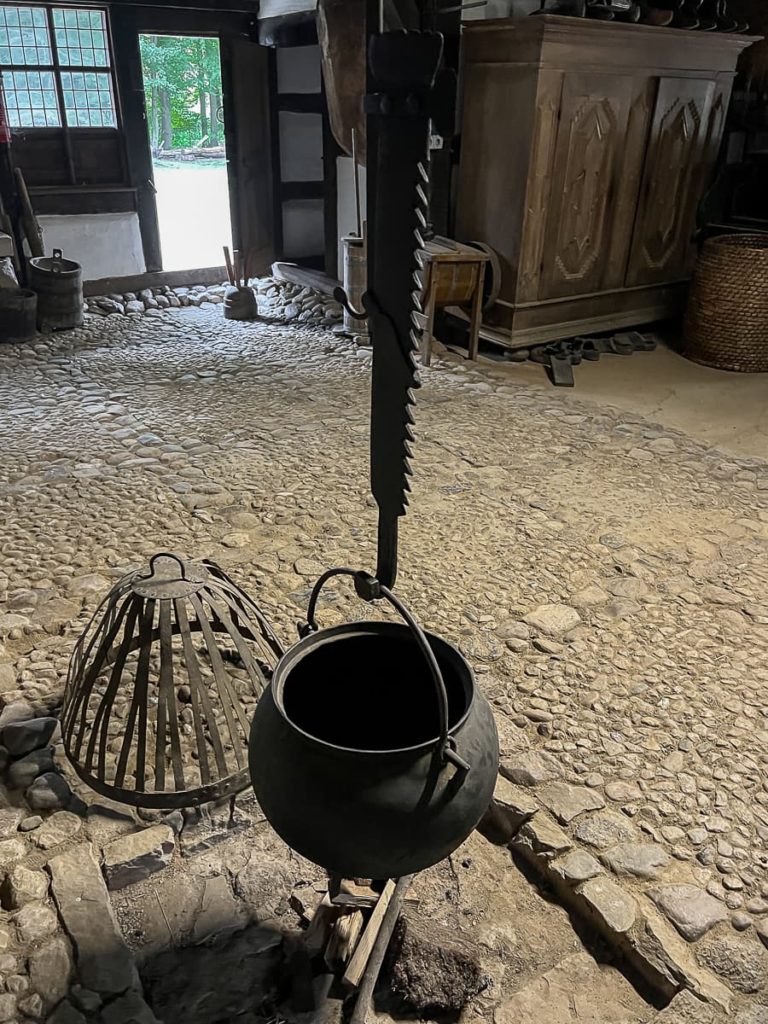 Herdstelle in einem Zweiständerhaus.
