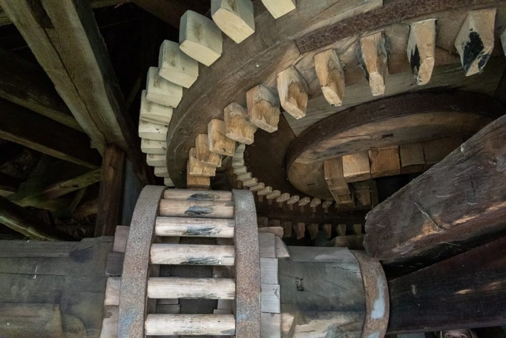 Mühlenräder in einer Rossmühle.