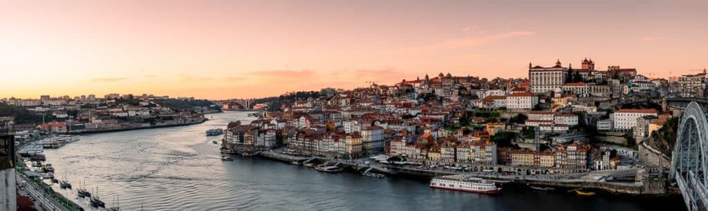 Panorama von Porto bei Sonnenuntergang.