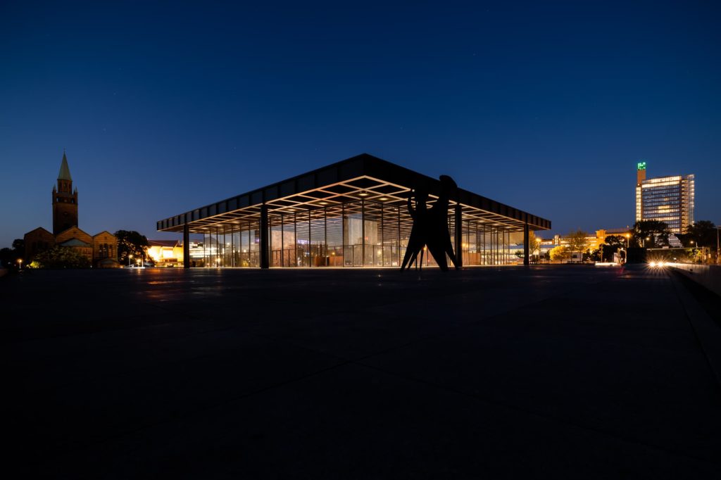 Neue Nationalgalerie Berlin bei Nacht mit Blick Richtung Potsdamer Platz - August 2022.