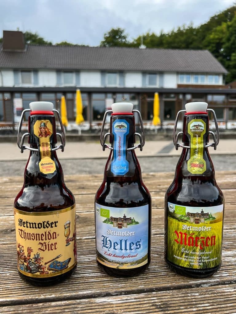 Drei Biere in Bügelflaschen der Privatbrauerei Strate aus Detmold - von links nach rechts: Detmolder Thusnelda-Bier, Detmolder Helles, Detmolder Märzen.