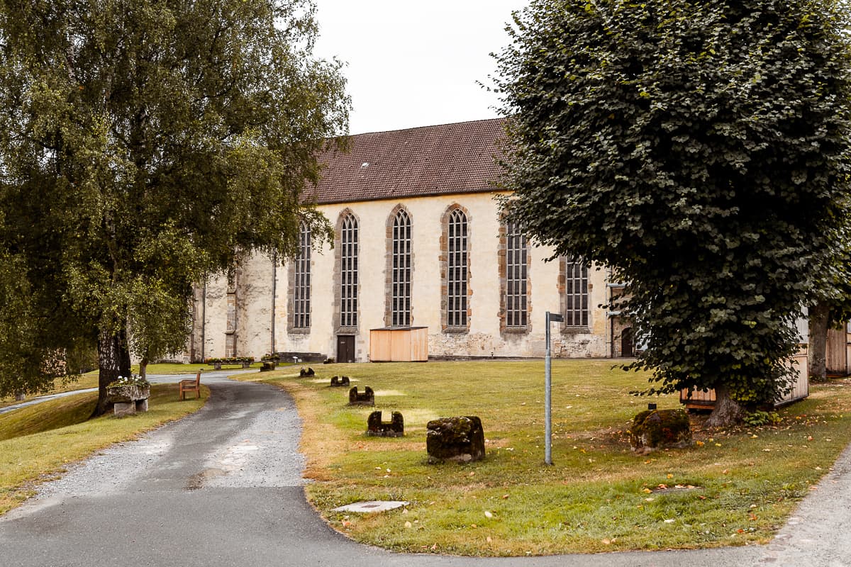 Außenansicht der Klosterkirche und Wege rund ums Kloster Dalheim.
