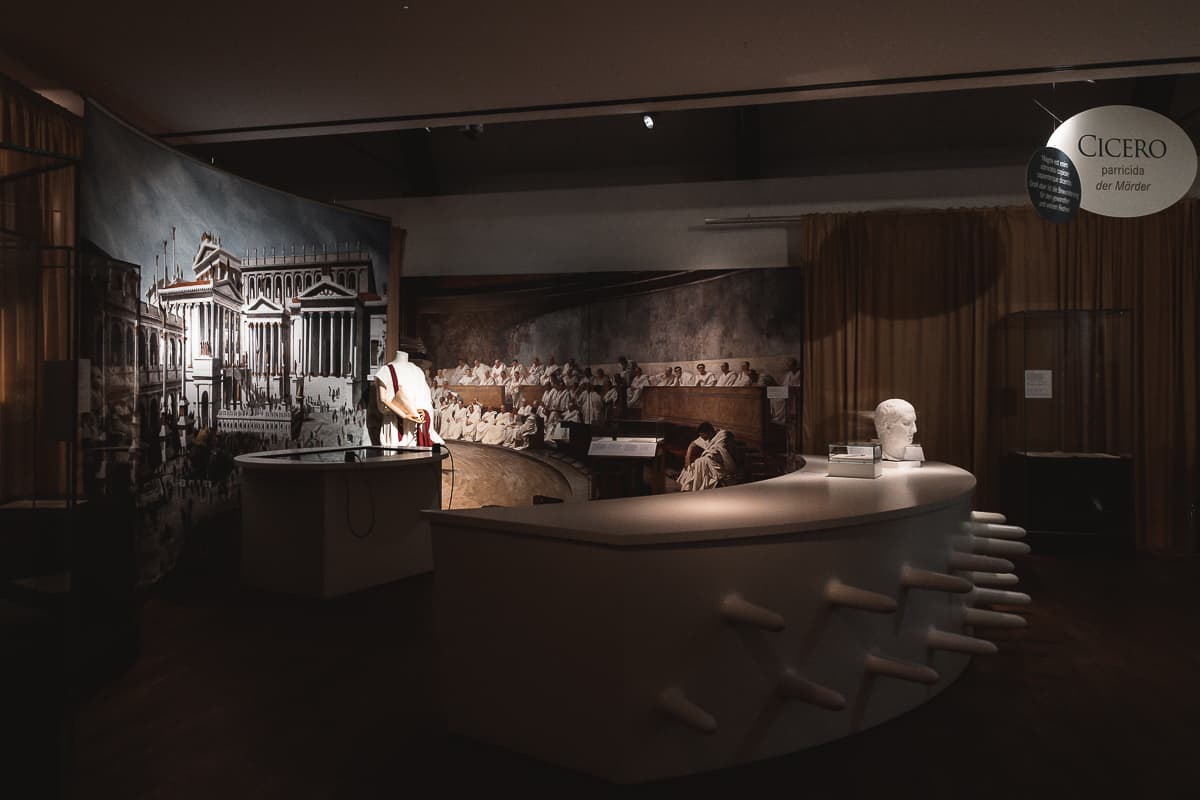 Bereich "Cicero" in der Ausstellung Latein. Tot oder Lebendig im Kloster Dalheim.
