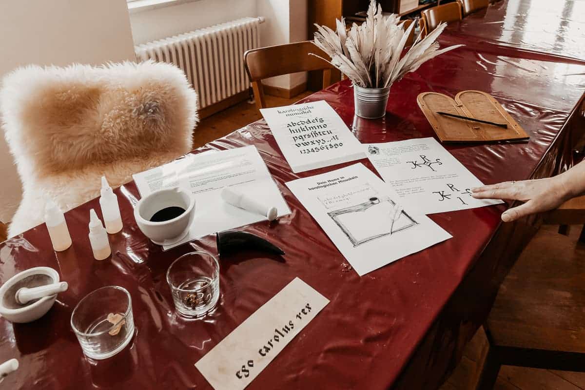 Workshop mit Tintenherstellung im Gebäude der Stiftung Kloster Dalheim, in dem auch der Klosterladen ist. 