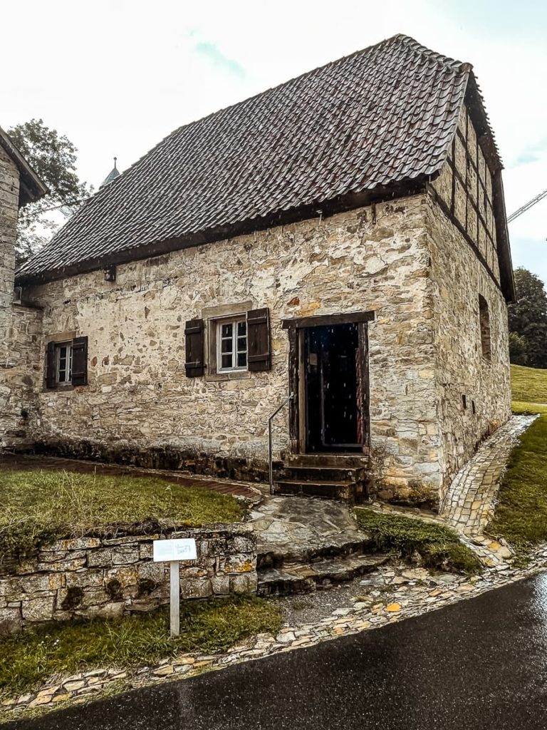 Alte Schmiede auf dem Klostergelände Kloster Dalheim im starken Regen.