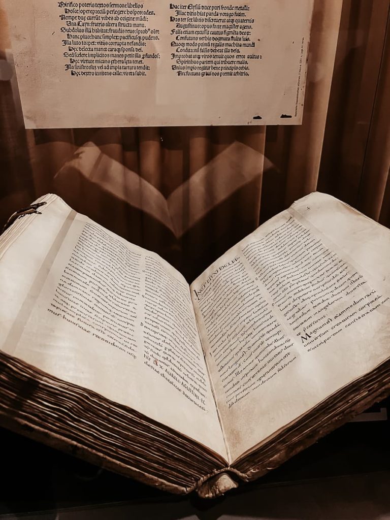 Jahrhundertealtes Buch in der Ausstellung Latein. Tod oder Lebendig.