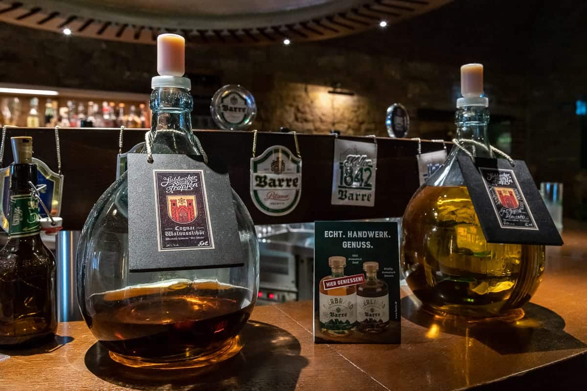 An der Theke des Restaurants mit Hinweisschild zwischen 2 Likören/Bränden auf Bierbrand und Bierlikör von Barre. 