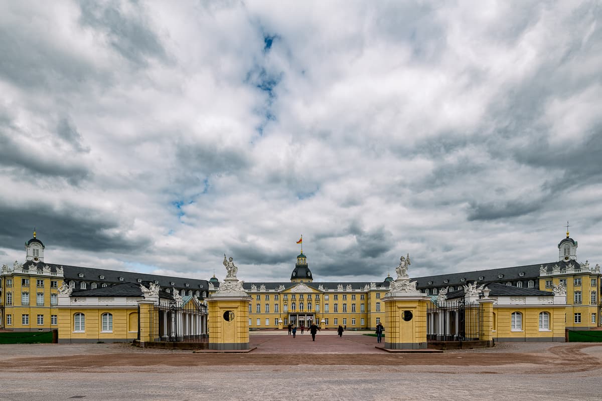 Schloss Karsruhe - Weitwinkelkomplettaufnahme mit dramatischen Himmel.