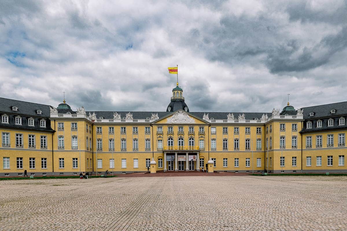 Schloss Karlsruhe mit dramatischem Himmel.