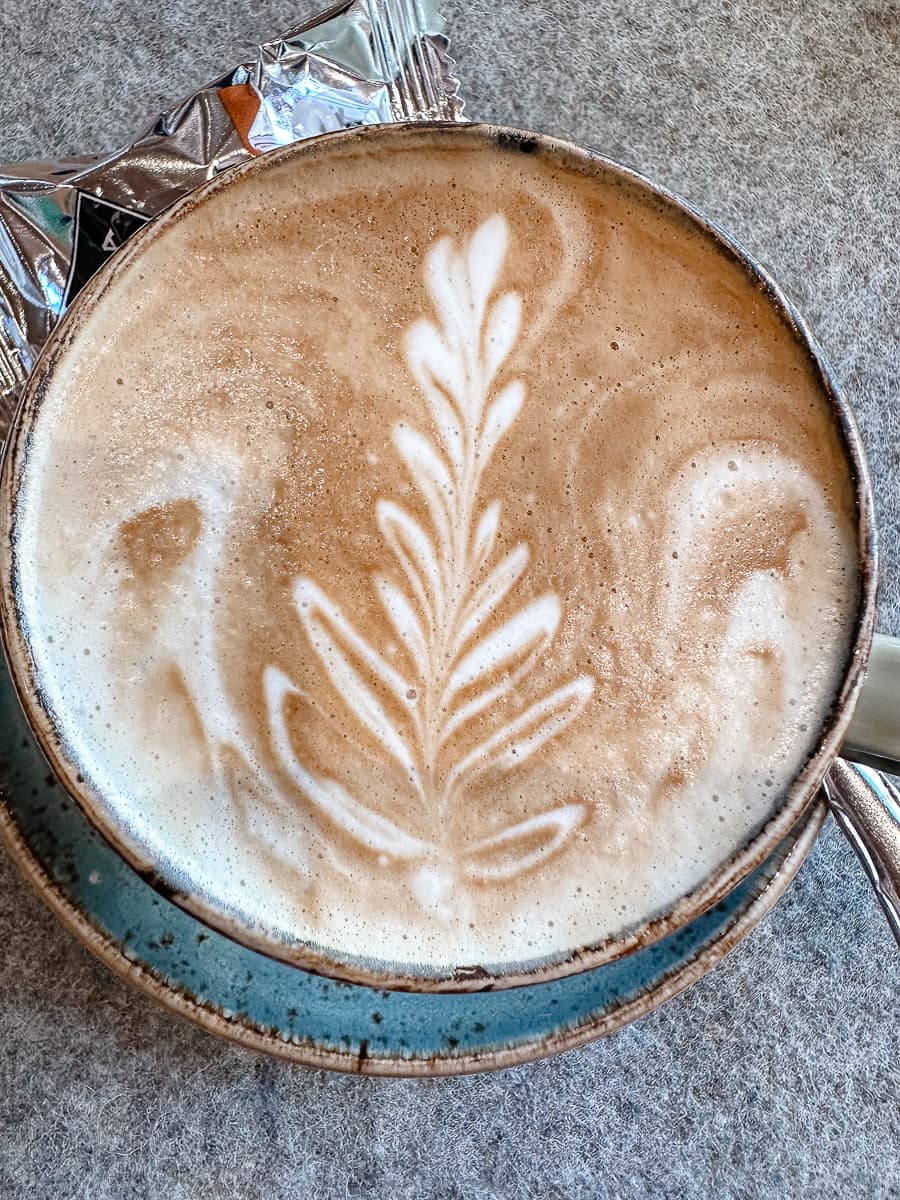 Milchkaffee mit Latte Art - Gasthaus Gutenberg, Karlsruhe Weststadt