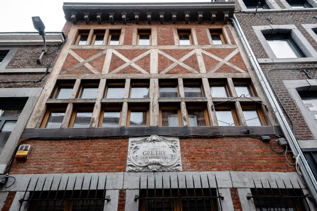 Musée Grétry, Hausansicht - oberhalb des Eingangs fotografiert, Plakette über dem Eingang, Fachwerk und viele Fenster darüber.