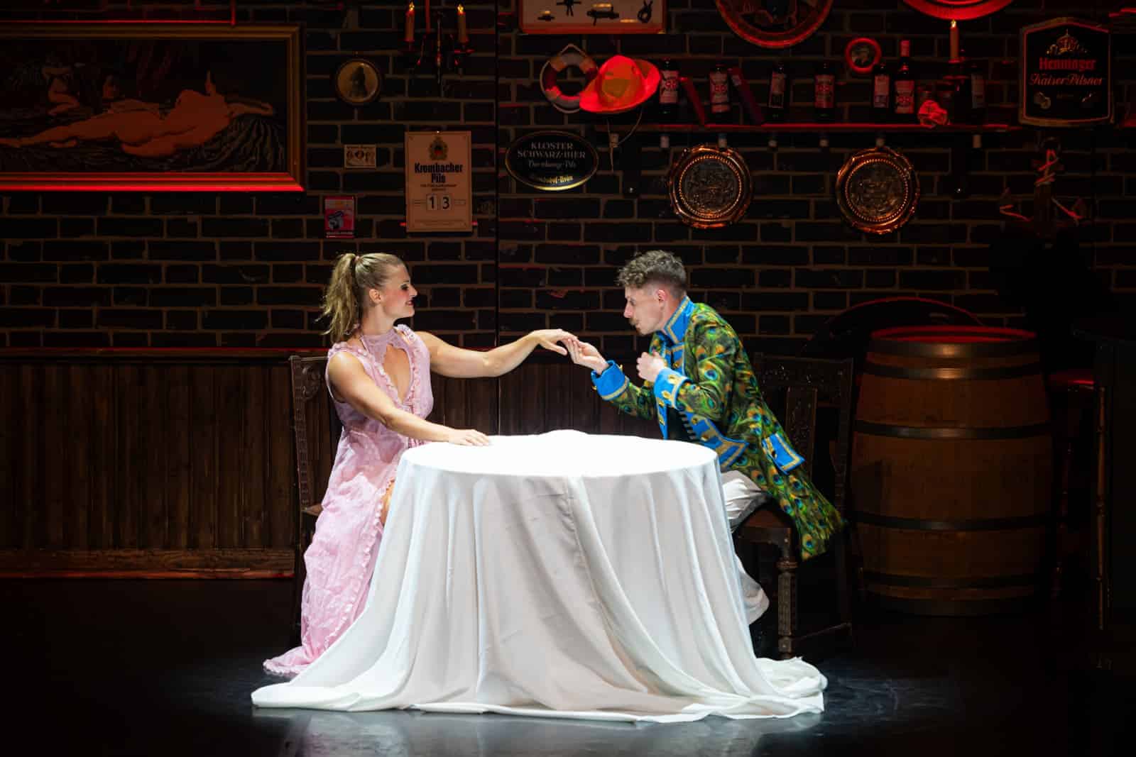 Sailors, GOP Essen - Matrsoe Coco (Coen Clarke) hat ein Date mit der "Witwe" Alexanne Plouffe an einem gedeckten Tisch