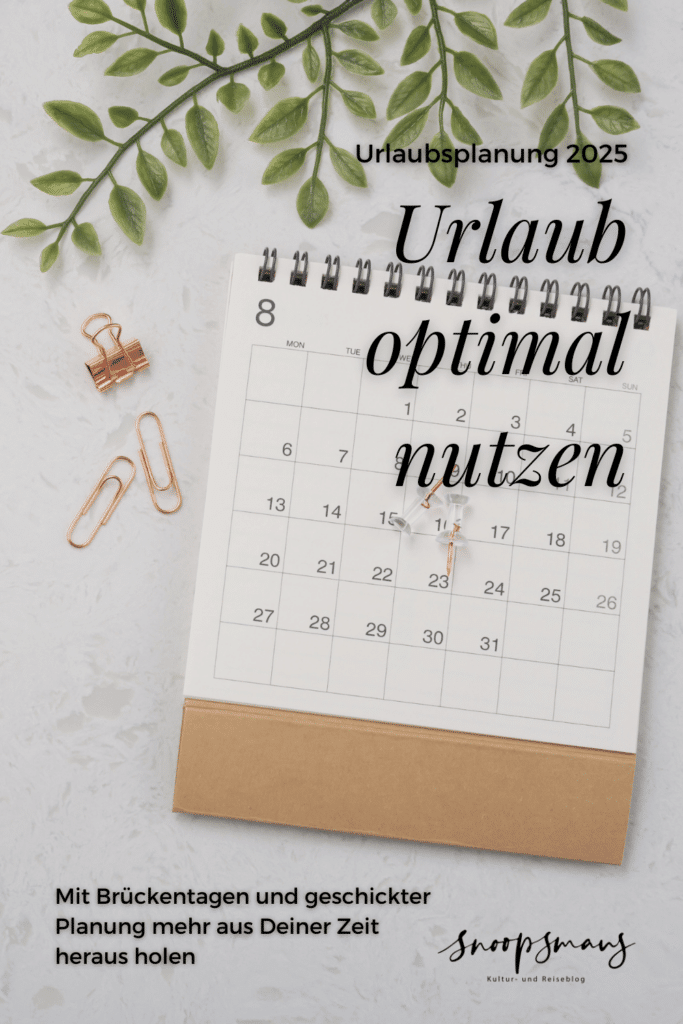 Pinterest-Grafik mit Kalender (Ringkalender, August aufgeklappt) mit Text rechts oben darüber "Urlaubsplanung 2025 Urlaub optimal nutzen", unten Text "Mit Brückentagen und geschickter Planung mehr aus Deiner Zeit heraus holen" und Logo snoopsmaus Kultur- und Reiseblog. Links daneben ein Paperclip und zwei Büroklammern, darüber ein Pflanzenzweig.
