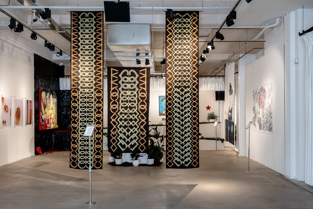 Blick in die Ausstellung "Let's be honest: We all need rest" im OSCAM, Amsterdam-Zuidoost.