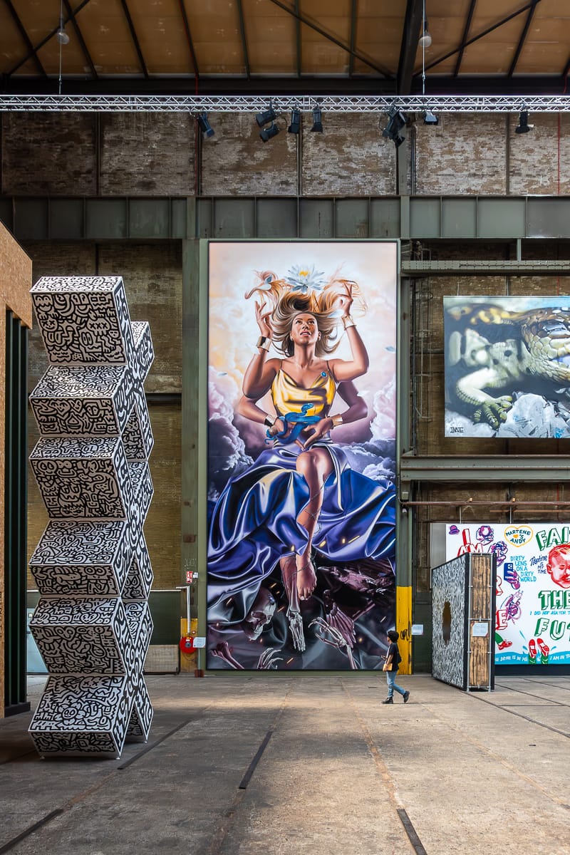 ein Bild einer Frau, Künstler:in: Studio Giftig, Titel: Close to you, STRAAT Museum, Amsterdam