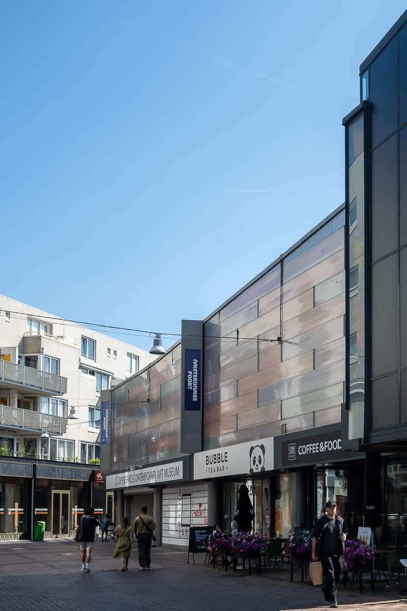 Eingang zum OSCAM in Bijlmer, Amsterdam-Zuidoost, integriert im Amsterdamse Poort Einkaufszentrum.