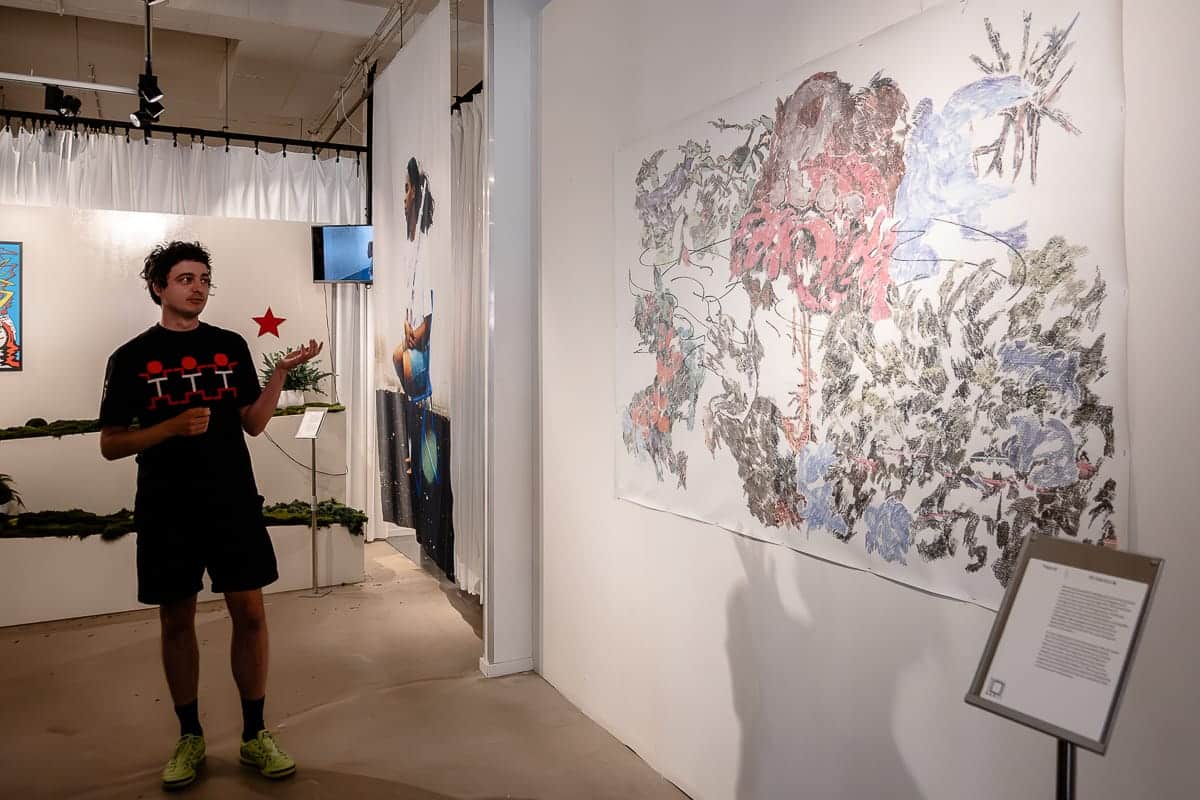 Jim Klok vor seinem Werk "Trace" im OSCAM, Amsterdam-Zuidoost.