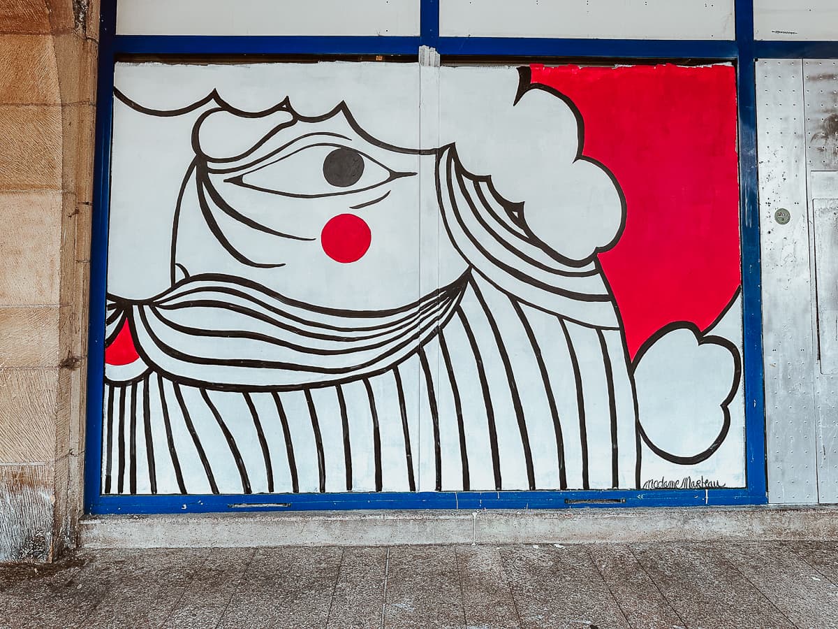 Weihnachtsmanngraffiti in Metz unter einer Arcade am Place Saint Louis.