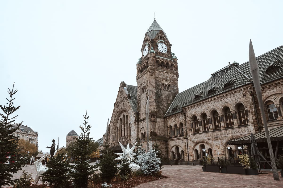 Bahnhof Metz-Ville mit Weihnachtsdekoration davor.