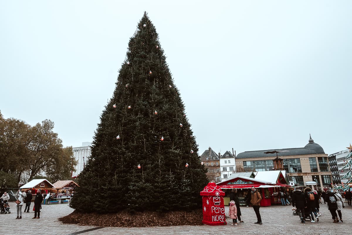 Weihnachtsbaum mit Briefkasten an den Weihnachtsmann auf dem Place de la République in Metz.