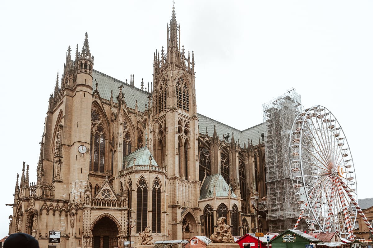 Kathedrale St. Etienne und davor Riesenrad und Weihnachtsmarkt, Metz.