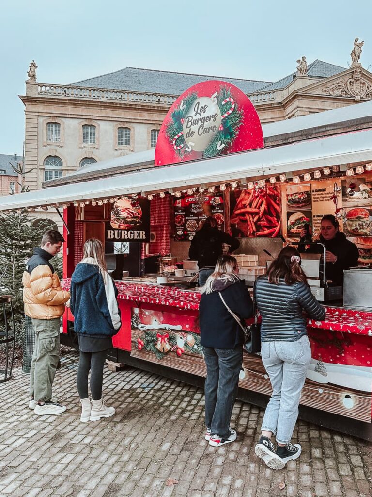 "Les Burgers de Caro" - Stand auf dem Weihnachtsmarkt Metz am Place de la Comédie, der Poutine verkauft.