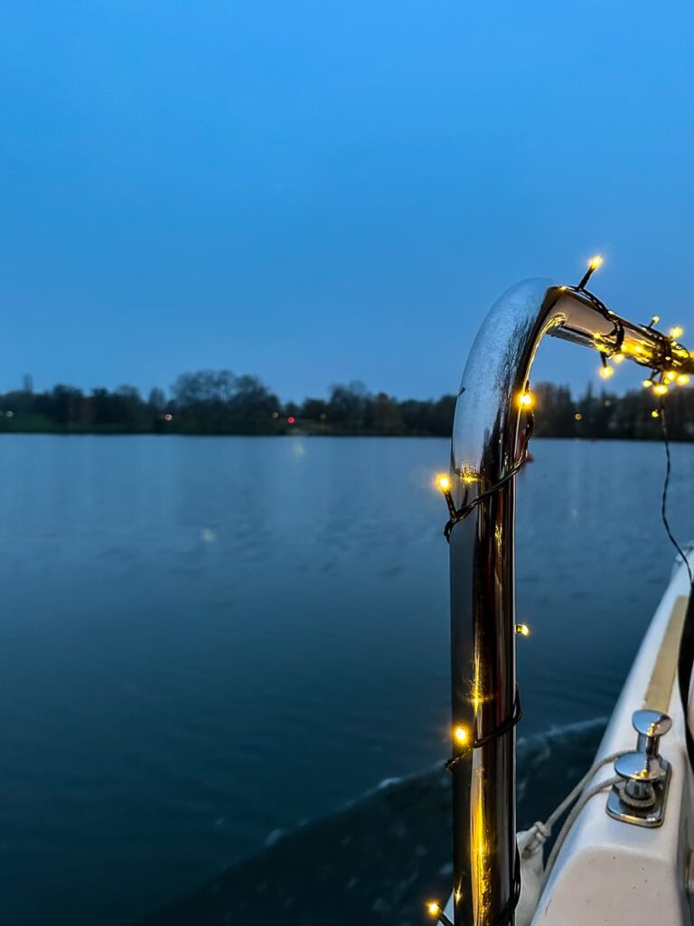 Auf dem weihnachtlich-dekoriertem Boot, Lichterkette um eine Halterung gewickelt, Blick auf die Mosel.