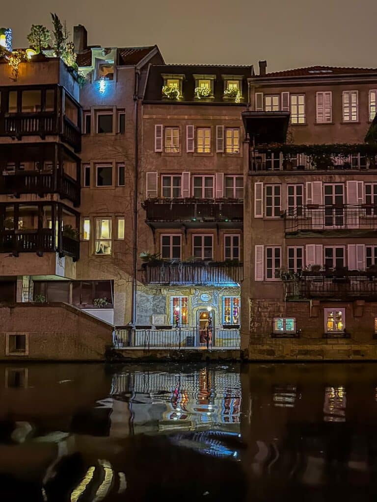 Beleuchtete und dekorierte Häuser von der Mosel aus gesehen, Metz.