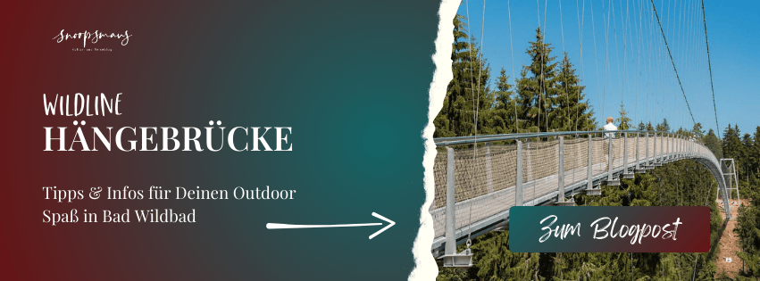 Eine Werbegrafik für die Wildline-Hängebrücke in Bad Wildbad, die sich über ein Waldgebiet und in der Nähe des Baumwipfelpfads erstreckt. Auf der linken Seite steht der Text: „Wildline Hängebrücke. Tipps & Infos für Deinen Outdoor-Spaß in Bad Wildbad“ mit einem Pfeil, der auf einen Button mit der Aufschrift „Zum Blogpost“ zeigt.