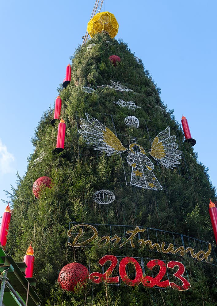 Weihnachtsbaum Dortmunder Weihnachtsstadt 2023, temporär mit goldener Kugel als Weihnachtsbaumspitze, die wie ein Fußball aussieht. Foto: Klaus Hartmann für Nordstadtblogger.de mit freundlicher Genehmigung.